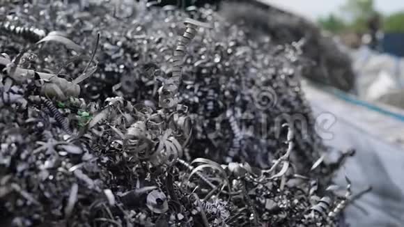金属刨花的特写镜头可以是铁铝钢铜和颜色是一种低废料的材料所以视频的预览图