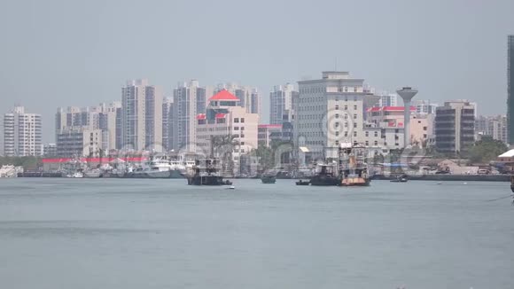 各种船只在靠近上海港的海上排队中国黄海视频的预览图