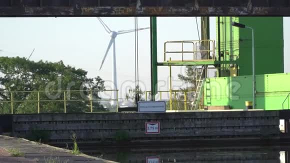 罗申西运河提升船提升在德国马格德堡2018年7月15日视频的预览图