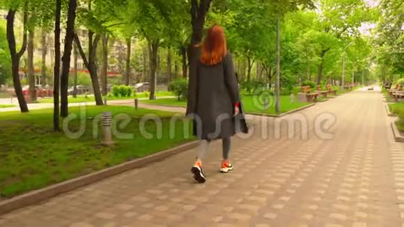 红头发的女商人走在户外视频的预览图