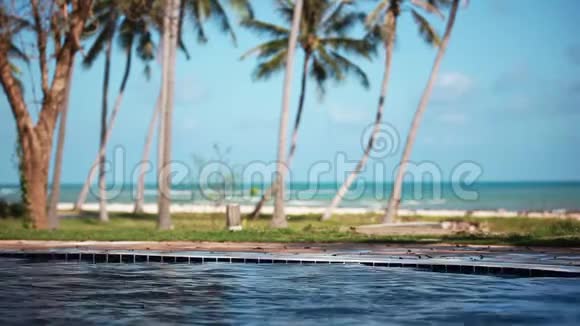 英俊的年轻人正沿着游泳池沿海岸奔跑1920x1080视频的预览图