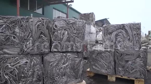压力金属管道用于回收利用分类垃圾被挤压站在托盘上在工厂的街道上视频的预览图