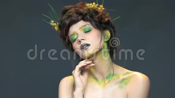 女人穿着大自然的主题化妆视频的预览图