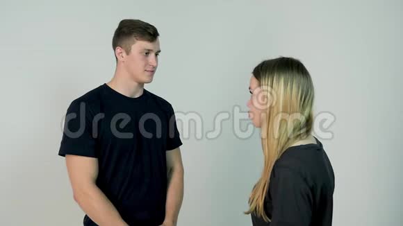 打在脸上关系困难年轻女子与男友争吵行动迟缓视频的预览图