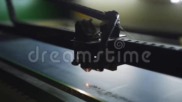 数控机床激光切割镜数控机床在工作特写镜头视频的预览图
