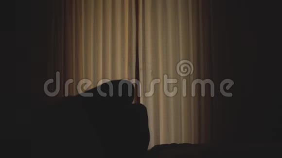 从床上醒来的漂亮女孩穿着白色毛巾打开窗帘去海景露台年轻女子视频的预览图