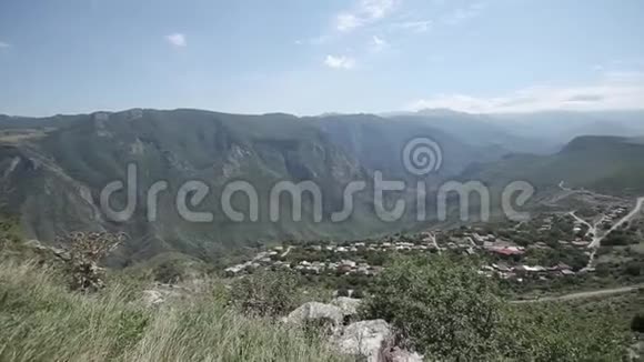 亚美尼亚的道路和自然天空旅游景观背景旅游山地全景视频的预览图