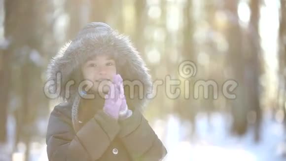 这孩子在冬天的树林里视频的预览图