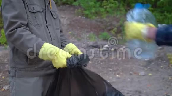 志愿者用垃圾袋清理森林视频的预览图