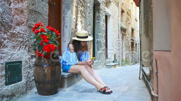 美丽的幸福女人在CinqueTerre欧洲度假年轻的高加索游客在老街自拍视频的预览图