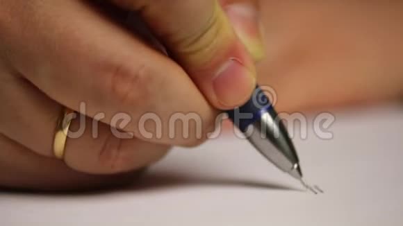 一个人在一张纸上写一支自动铅笔特写镜头视频的预览图