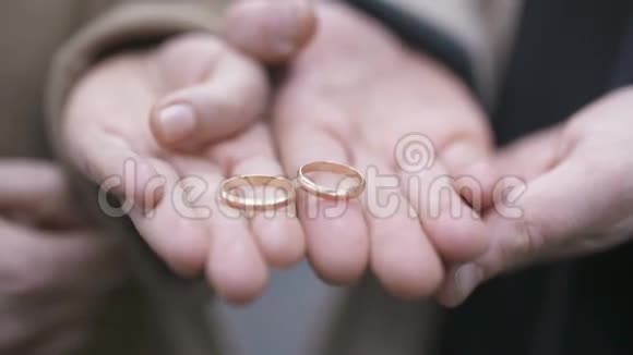 两个的手显示订婚戒指视频的预览图