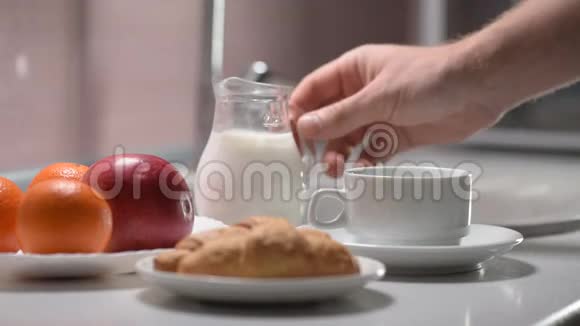 手做早餐热咖啡和牛奶在罐子牛角面包苹果视频的预览图