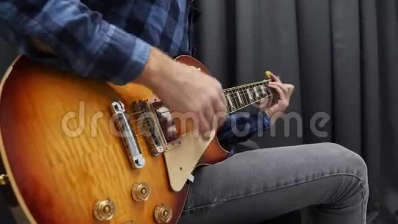 男性用电吉他演奏男子吉他手弹吉他演奏爵士乐或布鲁斯独奏的专业音乐家手指视频的预览图