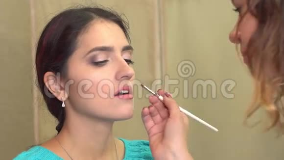 化妆师给年轻女人涂口红视频的预览图