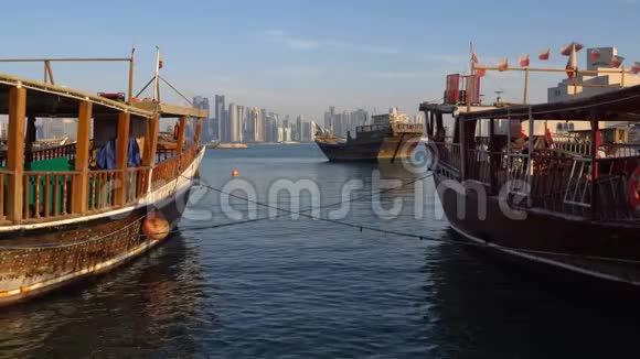 多哈现代城市天际线拍摄卡塔尔中东传统木制卡塔尔船伊斯兰艺术博物馆视频的预览图
