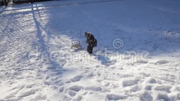 两个玩雪橇的有趣男孩视频的预览图