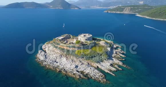亚得里亚海博卡科托斯卡湾马穆拉岛要塞的鸟瞰图视频的预览图