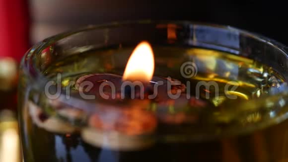 中国祖庙燃油蜡烛灯的火焰4k视频的预览图