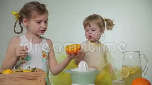 女孩们从橘子里榨果汁视频的预览图