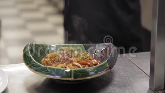 烹饪完成烹饪蔬菜菜肴装饰芝麻与草药室内视频的预览图