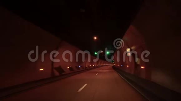 在黑暗的隧道里开车视频的预览图