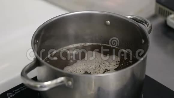日本汤用酱油汤配制拉面视频的预览图