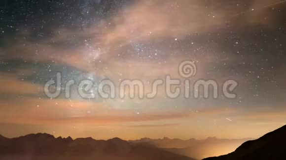 时间流逝的银河和星空与云彩越过阿尔卑斯山和雄伟的MassifdesEcrins法国Bardonecchia视频的预览图