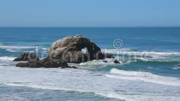 在海洋中有心形轮廓的岩石视频的预览图