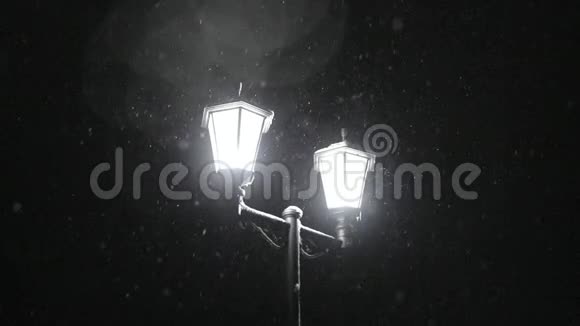 夜晚大雪下的旧路灯视频的预览图