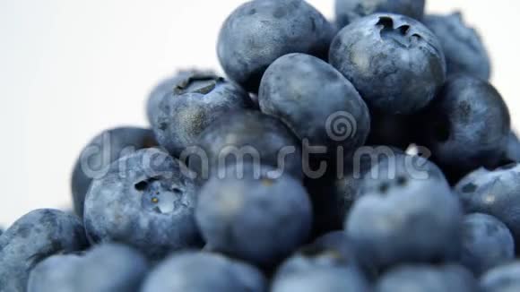 新鲜蓝莓在白色背景上旋转视频的预览图