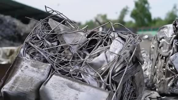 夏季阴天一个露天垃圾场里躺着一个带有金属废料的大块压型砖视频的预览图