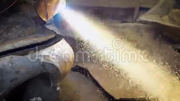 废旧金属加工厂一车间旧脏金属片手工激光切割视频的预览图