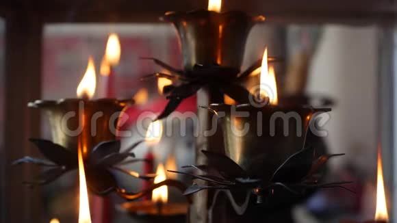 中国祖庙燃油蜡烛灯的火焰4k视频的预览图