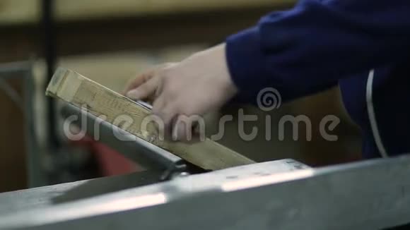 木工在锯木前测量木板长度视频的预览图