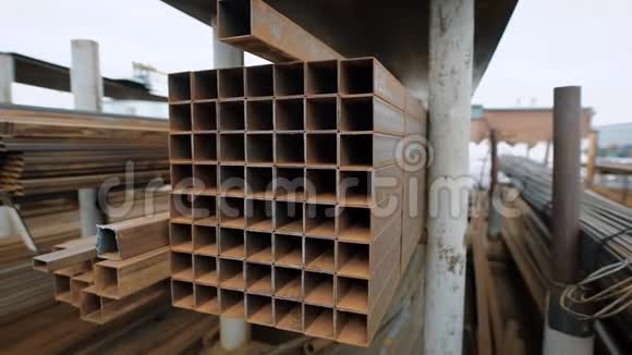 旧的生锈的金属型材折叠在室外洛莫加工厂的破碎场的架子上视频的预览图