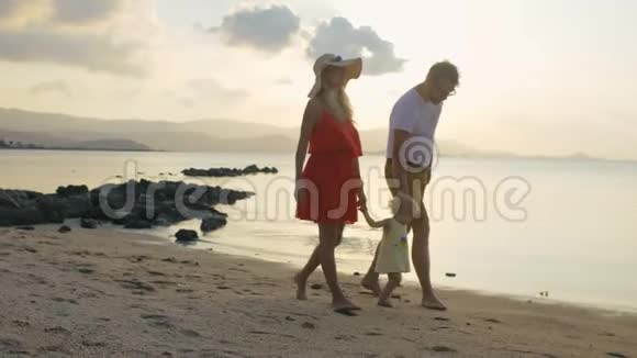 快乐的家庭花时间在海滩上和一个孩子度假视频的预览图