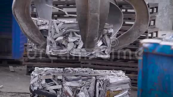固定再装载机废料的碎石是把压扁的废金属放在外面的一个托盘上视频的预览图