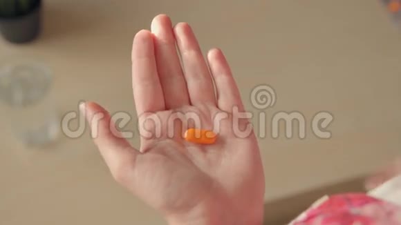 药片药物阿司匹林布洛芬从瓶子里掉在手里视频的预览图