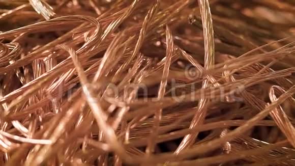 裸线铜电缆在工厂前提下躺在一堆废金属中特写镜头视频的预览图