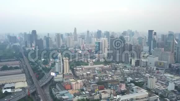 曼谷市中心的鸟瞰图房地产开发亚洲智慧城市金融区和商业中心视频的预览图