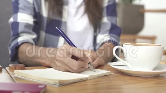合上一个坐着写在日记里的女人视频的预览图
