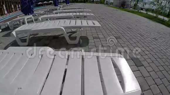 带伞的沙滩椅视频的预览图