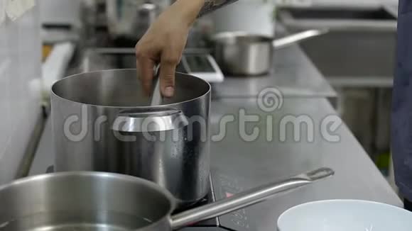 日本汤用酱油汤配制拉面视频的预览图