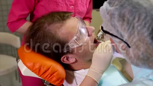 在牙科诊所进行牙齿抛光的男子视频的预览图