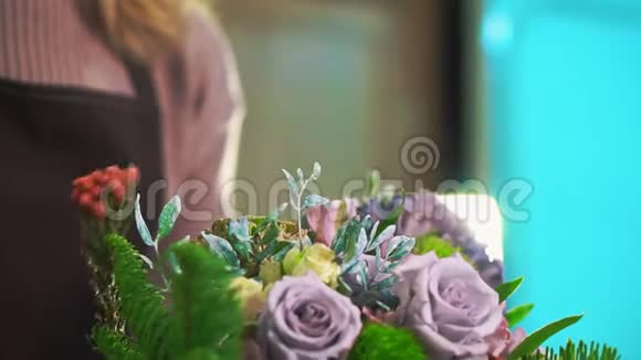 一个穿着围裙的女人花店收集一束不同的花特写视频的预览图