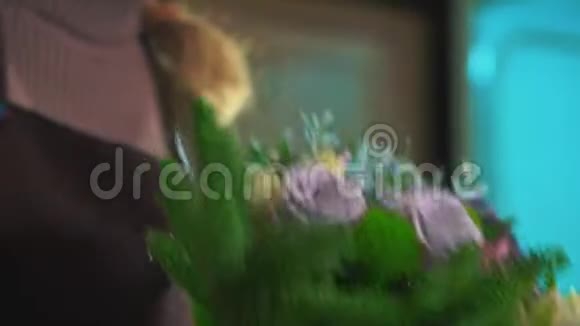 一个穿着围裙的女人花店收集一束不同的花特写视频的预览图