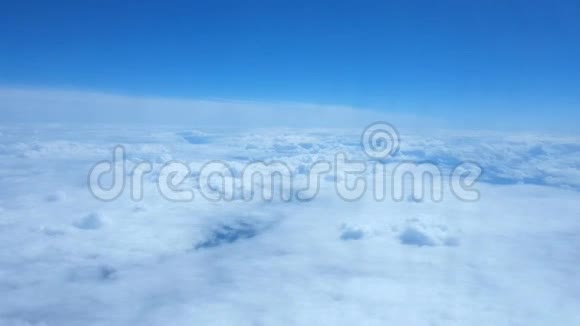 在云层之上飞行从飞机窗口观看视频的预览图