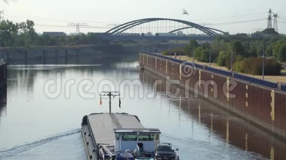 罗申西运河提升船提升在德国马格德堡2018年7月15日视频的预览图