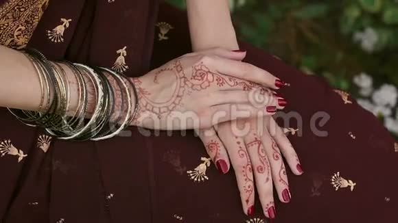 梅恩迪用手镯盖住印度新娘手视频的预览图